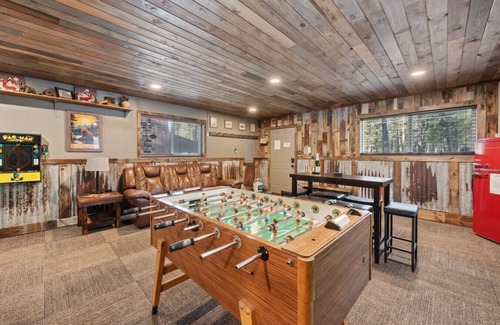 Island Park Apartment | Cozy Cabin w/Foosball + Fire Pit | 40 Mins to YNP