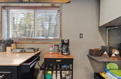 Island Park Apartment | Cozy Cabin w/Foosball + Fire Pit | 40 Mins to YNP
