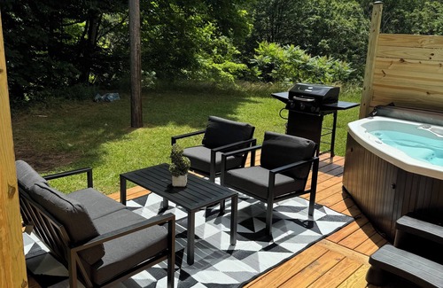 Thornton Cabin | Cozy Cabin W/private HOTTUB & Pet Friendly near Loon MTn, Waterville & Owls Nest