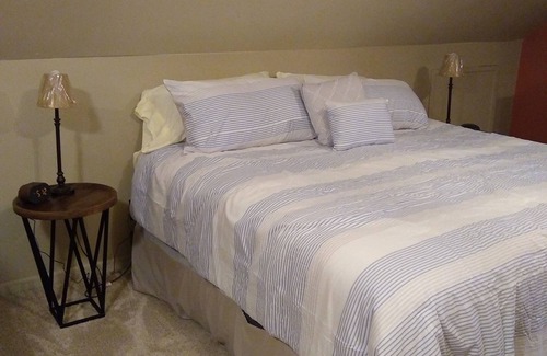 Boyne Falls Cabin | Cozy cabin-WIFI & outdoor hot tub, Close to Boyne Mt & great for snowmobiling
