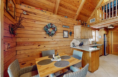 Okeechobee Cabin | Cozy cabin with boat dock/parking, fishing, shared pool & Dog friendly