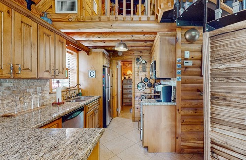 Okeechobee Cabin | Cozy cabin with boat dock/parking, fishing, shared pool & Dog friendly
