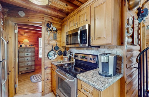 Okeechobee Cabin | Cozy cabin with boat dock/parking, fishing, shared pool & Dog friendly