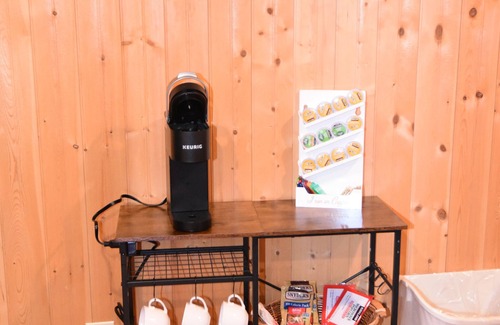 Woodbine Cabin | Cozy cabin with Full Kitchen on a pond in charming Corbin