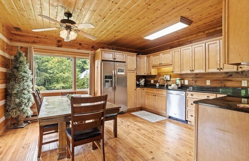 Boone Cabin | Cozy Cabin with Modern Comforts