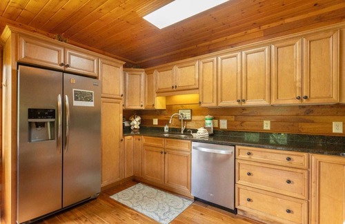 Boone Cabin | Cozy Cabin with Modern Comforts