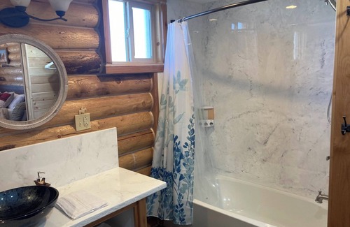 Fairview Cabin | Cozy cabin with WiFi and AC in serene Fairview