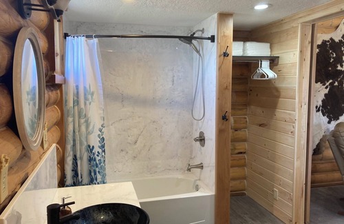 Fairview Cabin | Cozy cabin with WiFi and AC in serene Fairview