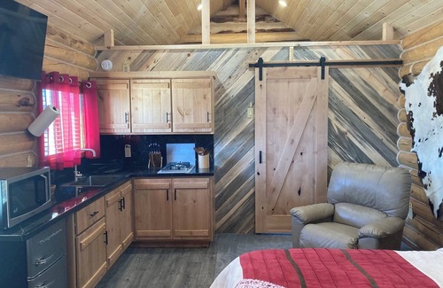 Fairview Cabin | Cozy cabin with WiFi and AC in serene Fairview