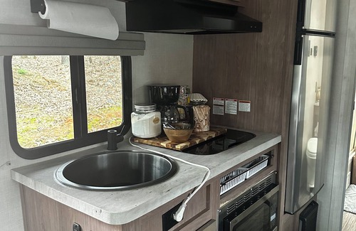 Travelers Rest House | Cozy Camper Nestled in Nature with AC, WiFi