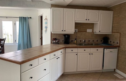 Kingsville Cottage | Cozy canal cottage on Cedar Island steps away from sandy Lake Erie beaches!