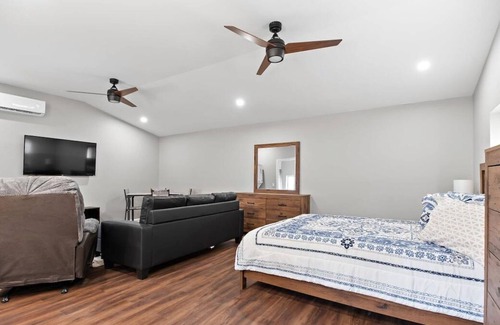 Midtown Cottage | Cozy Carriage House