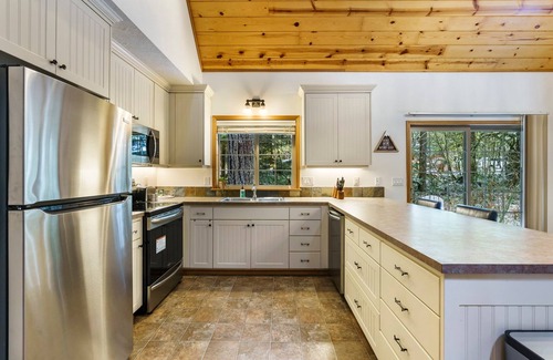 Rhododendron Cabin | Cozy Cascade Cabin. Relaxing Hot Tub, Secluded, Spacious and Creek Nearby