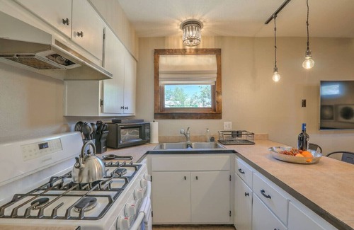 Huning Highland Historic District House | Cozy Casita · Walk to Old Town & Downtown ABQ!
