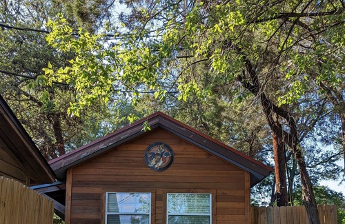 Jonestown Cabin | Cozy casita with Lake Travis view! Bars and restaurants just down the block!