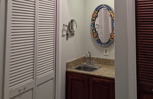 Jonestown Cabin | Cozy casita with Lake Travis view! Bars and restaurants just down the block!