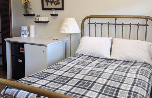 Jonestown Cabin | Cozy casita with Lake Travis view! Bars and restaurants just down the block!