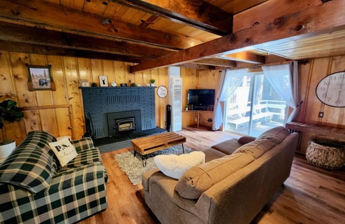 Sierra Tract House | Cozy central Tahoe cabin, 2br/2ba/3bed near Heavenly Ski Resort