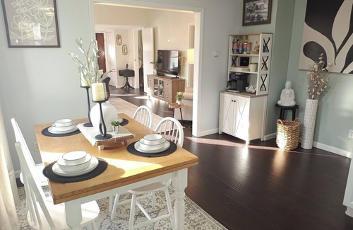 Mentor House | Cozy Centrally Located Gem-King, Hot Tub, Pets OK, Shops & 15 Mins to Lake Erie