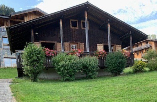 Les Gets Ski Chalet | Cozy Chalet for 4 with Wi-Fi, Balcony, 2 Beds, Near Ski Lifts & Town Center