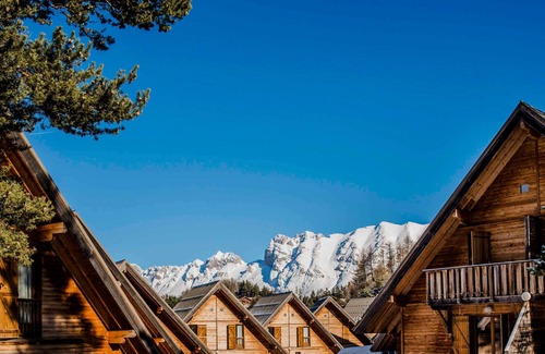 La Joue du Loup Ski Chalet | Cozy Chalet for 7 with Mountain View, Near Ski Resort, Pool & Sauna Access