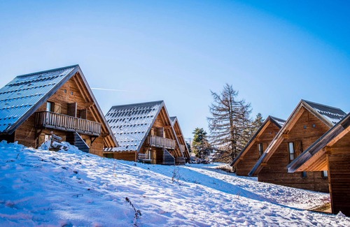 La Joue du Loup Ski Chalet | Cozy Chalet for 7 with Mountain View, Near Ski Resort, Pool & Sauna Access
