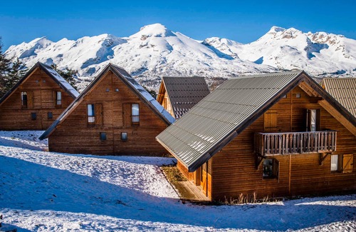 La Joue du Loup Ski Chalet | Cozy Chalet for 7 with Mountain View, Near Ski Resort, Pool & Sauna Access