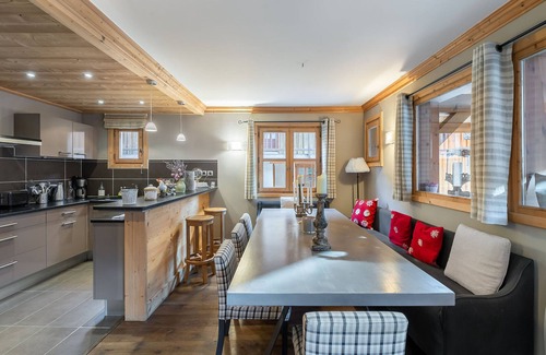 Le Praz Ski Chalet | Cozy Chalet in Central Courchevel Le Praz with Sauna, Near Lifts, Sleeps 10