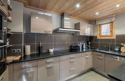 Le Praz Ski Chalet | Cozy Chalet in Central Courchevel Le Praz with Sauna, Near Lifts, Sleeps 10