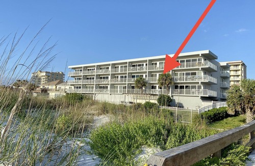 Jacksonville Beach Condo | Cozy & Cheerful Oceanfront 2-bedroom condo w/pool
