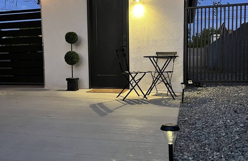 Highland Business Cottage | Cozy & chic Albuquerque casita near Route 66 & Vibrant Nob Hill