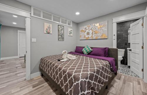 Houston Heights Apartment | Cozy & Chic Apt King Bed -Free Parking