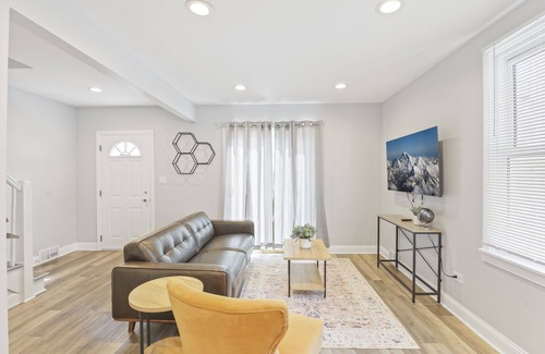 River Grove House | Cozy chic home near O'Hare 3 bedroom 2 bathroom open concept home