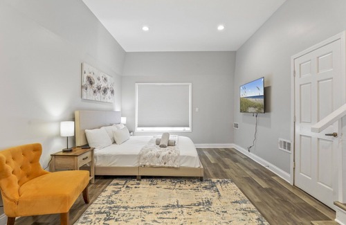 River Grove House | Cozy chic home near O'Hare 3 bedroom 2 bathroom open concept home
