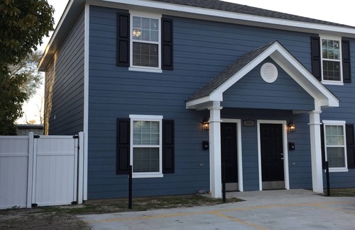 Lake Charles House | Cozy, Chic Townhouse/Dog Friendly 515B
