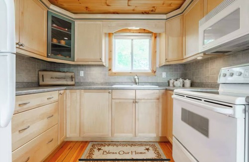 Selkirk Cottage | Cozy Christmas Cottage (waterfront property with oversized entertaining deck)