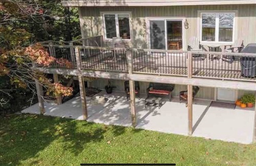Selkirk Cottage | Cozy Christmas Cottage (waterfront property with oversized entertaining deck)