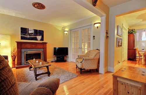 Saint-Jean-Baptiste Apartment | Cozy, classy, central