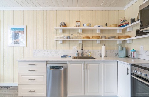 Lincoln City Cottage | Cozy Coast Cottage: King, Hot Tub, Near Beach