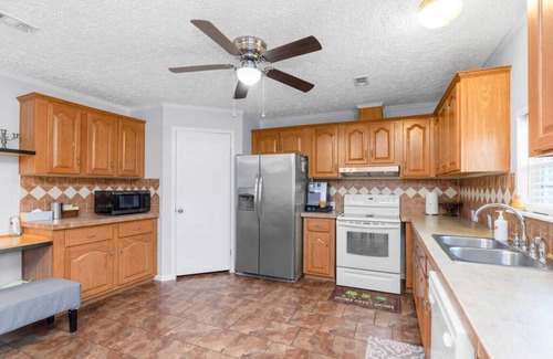 Gulf Breeze House | Cozy Coastal Retreat: RV/Boat Parking & fenced-in Backyard
