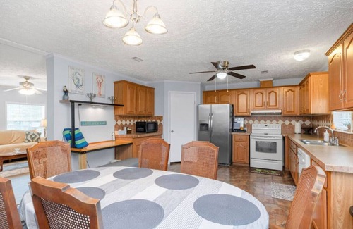 Gulf Breeze House | Cozy Coastal Retreat: RV/Boat Parking & fenced-in Backyard