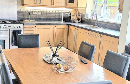 Rhyl House | Cozy Coastal Retreat in Rhuddlan - 5 Bedroom House