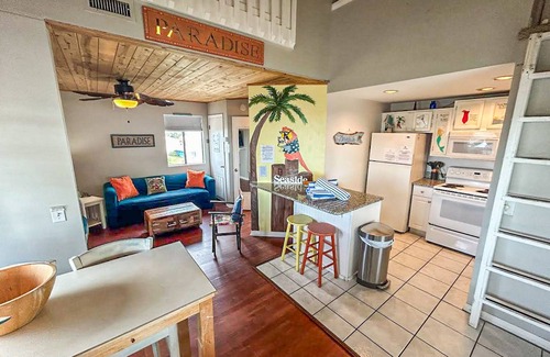 Holiday Beach Condo | Cozy Coastal Condo w/a Shared Pool, Free WiFi, Private Washer/Dryer, & A/C