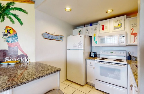Holiday Beach Condo | Cozy Coastal Condo w/a Shared Pool, Free WiFi, Private Washer/Dryer, & A/C