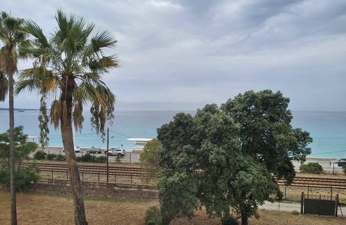 La Croix des Gardes Apartment | Cozy cocoon with balcony, close to the sea