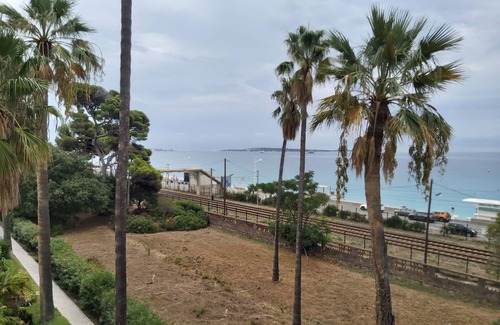 La Croix des Gardes Apartment | Cozy cocoon with balcony, close to the sea