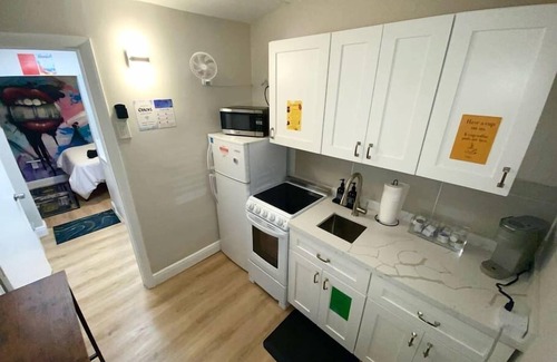 Wynwood Art District House | Cozy & Colorful Miami Art Canvas w/HotTub & Murals