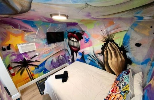 Wynwood Art District House | Cozy & Colorful Miami Art Canvas w/HotTub & Murals