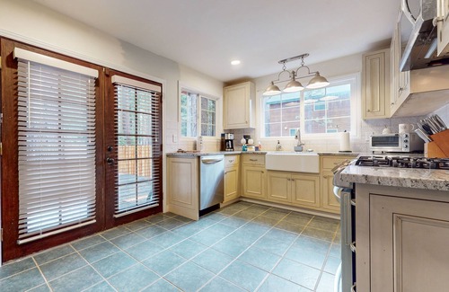 Tahoe Valley House | Cozy, comfortable home with large yard & great location near beaches/skiing