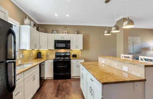 Fairview Apartment | Cozy Comfy Fairview Cottage